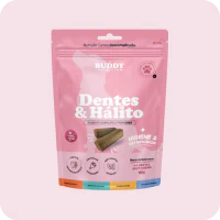 A pink pouch of Buddy brand dog treats labeled 'Dentes & Hálito' against a light pink background.