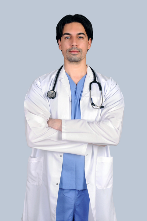 Dr. Shan Shakeel im Arztkittel mit Stethoskop