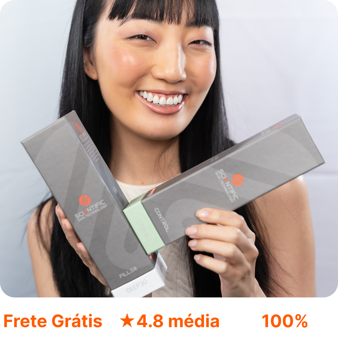 Smiling person holding two gray product boxes next to a text with ratings and offers.