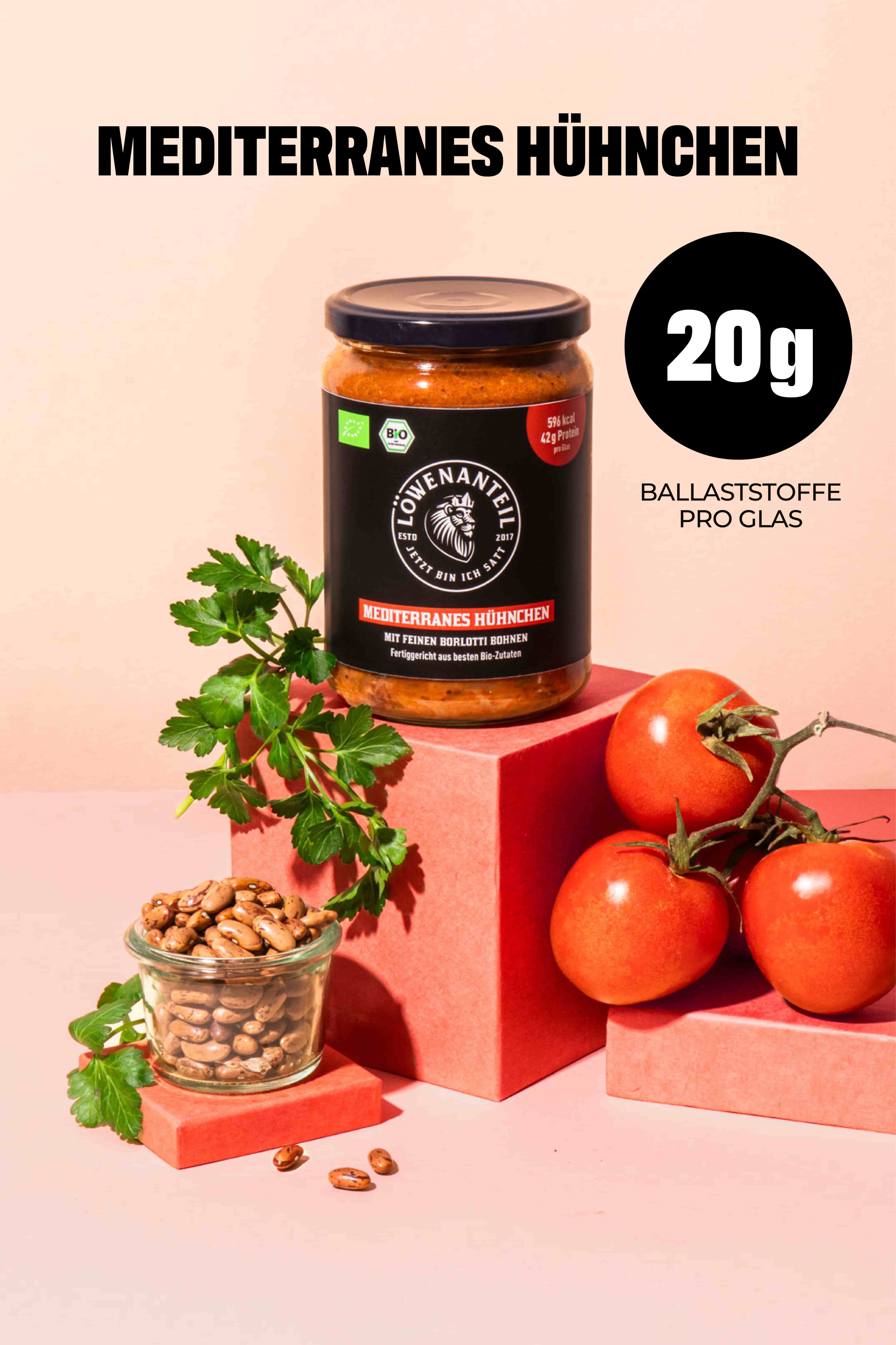 A jar of Löwenanteil's 'Mediterranes Hühnchen' stew with tomatoes, parsley, and beans on red blocks.
