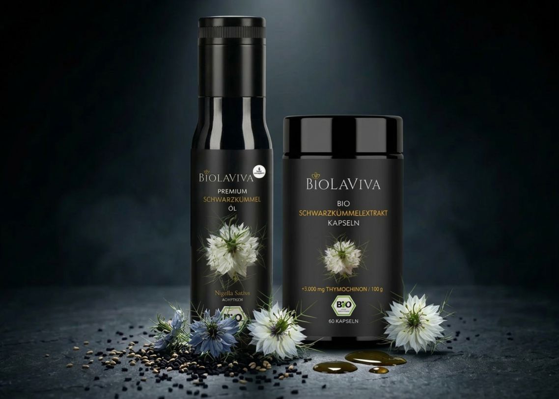 Bio Schwarzkümmelöl von Biolaviva als Öl und Kapseln – Premium Schwarzkümmel Produkte mit Nigella Sativa vor dunklem Hintergrund