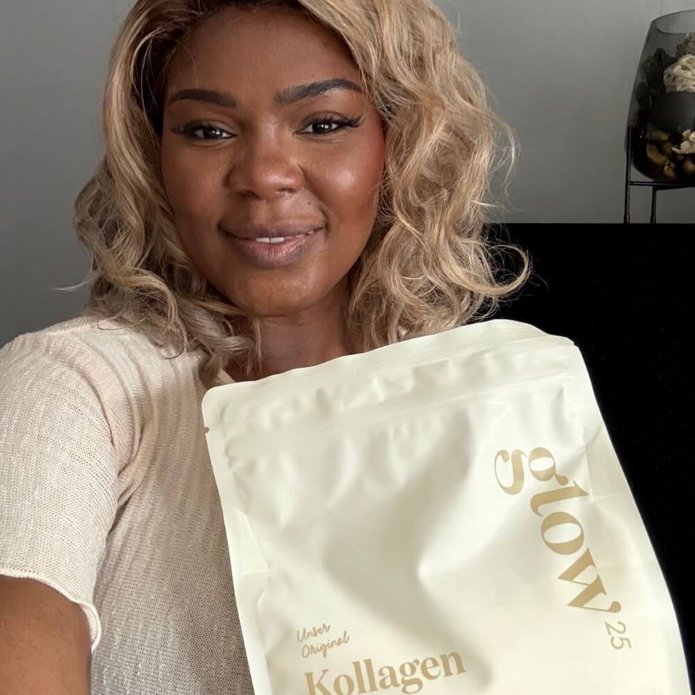 Person holding a package labeled 'glow 25 Kollagen.'
