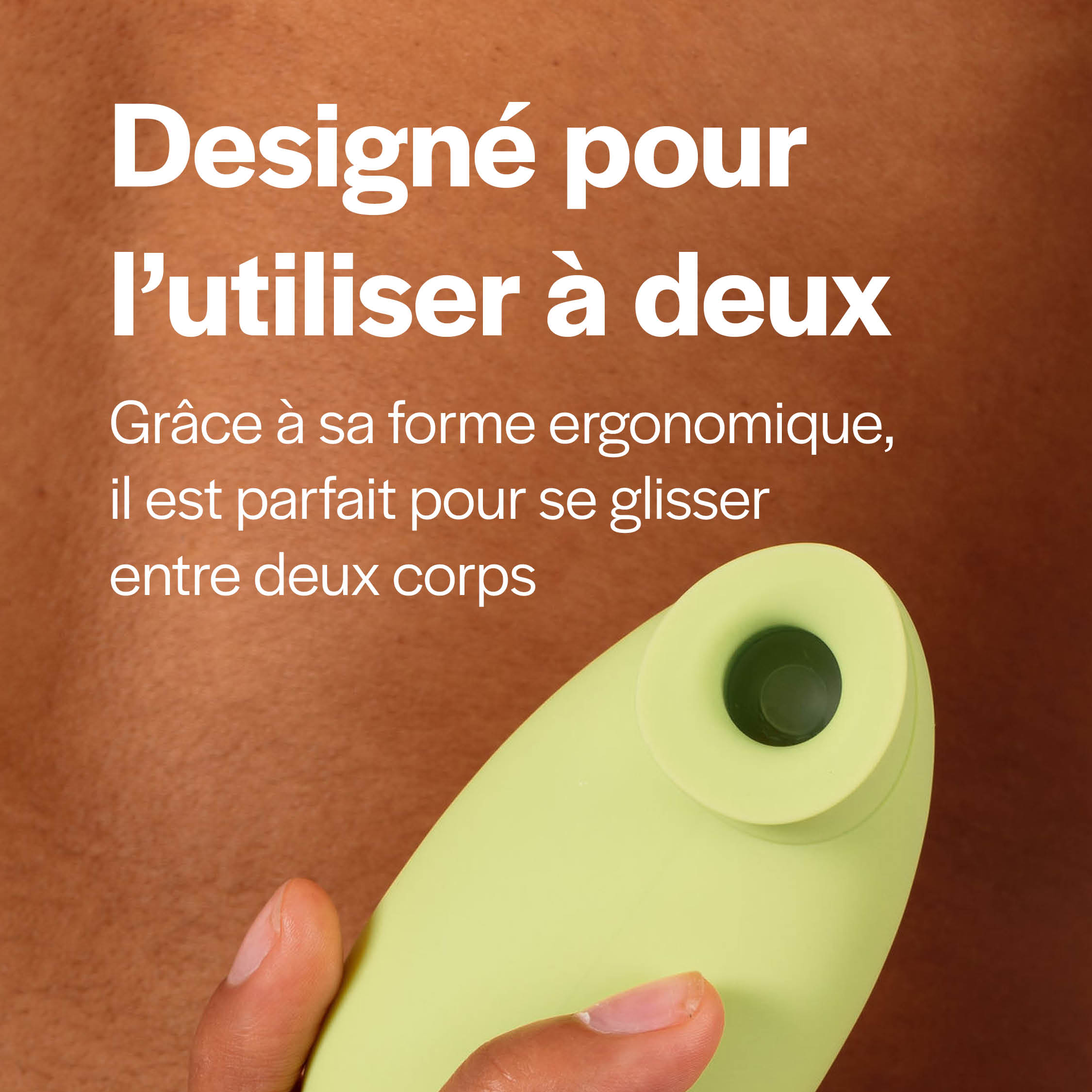 Hand holding a green ergonomic object with French text overlay.