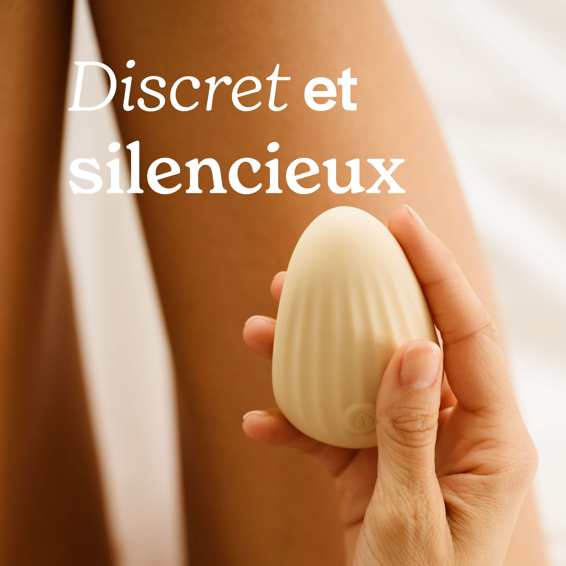 Hand holding a small, egg-shaped object with text 'Discret et silencieux'.