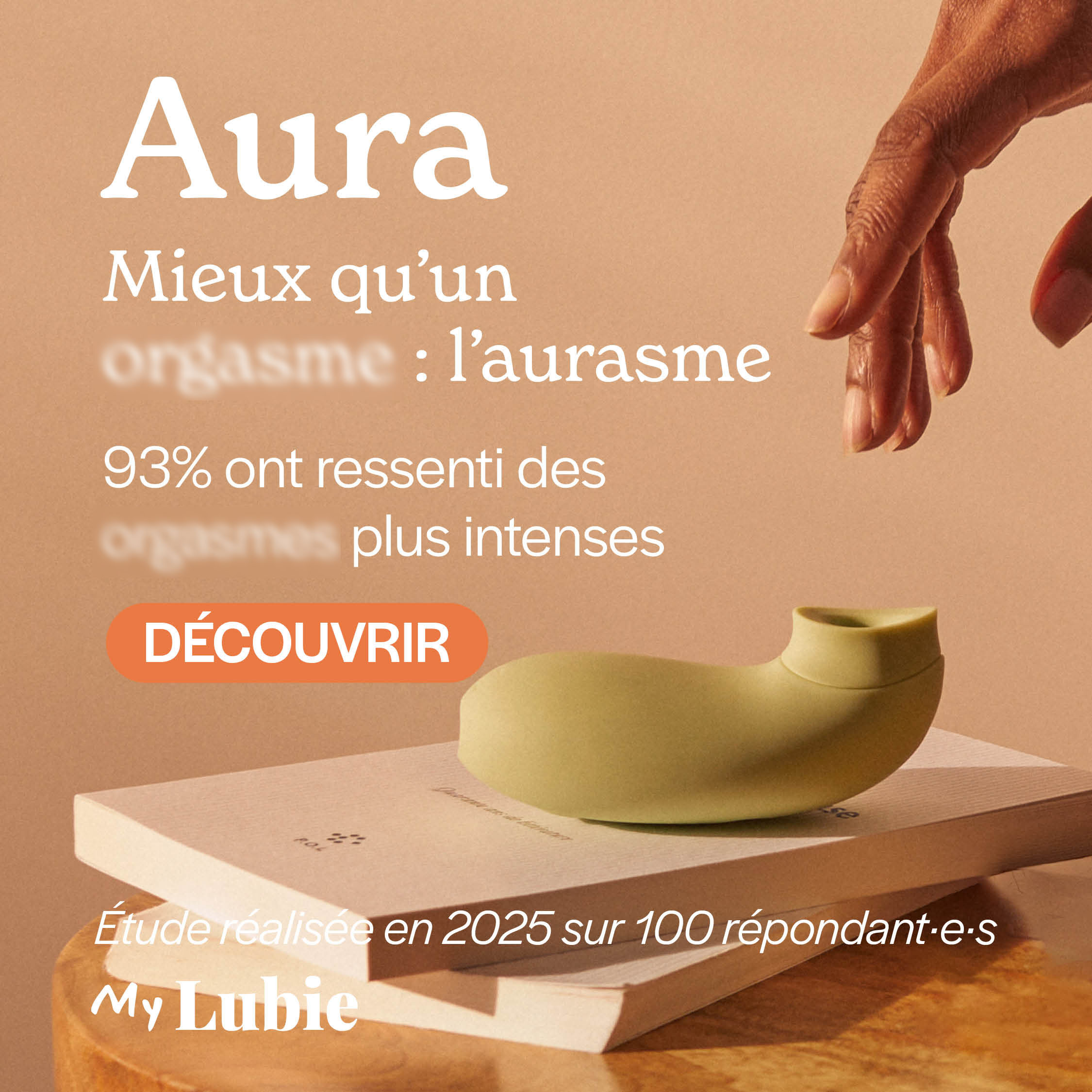 Hand reaching for a green object on a book with French text overlay.