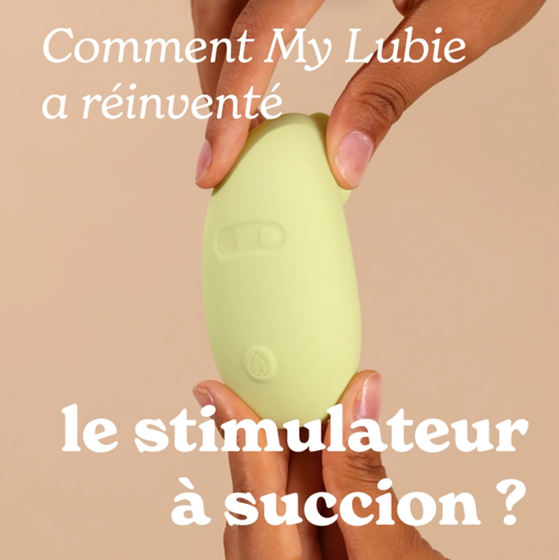 Hands holding a green object with French text overlay.