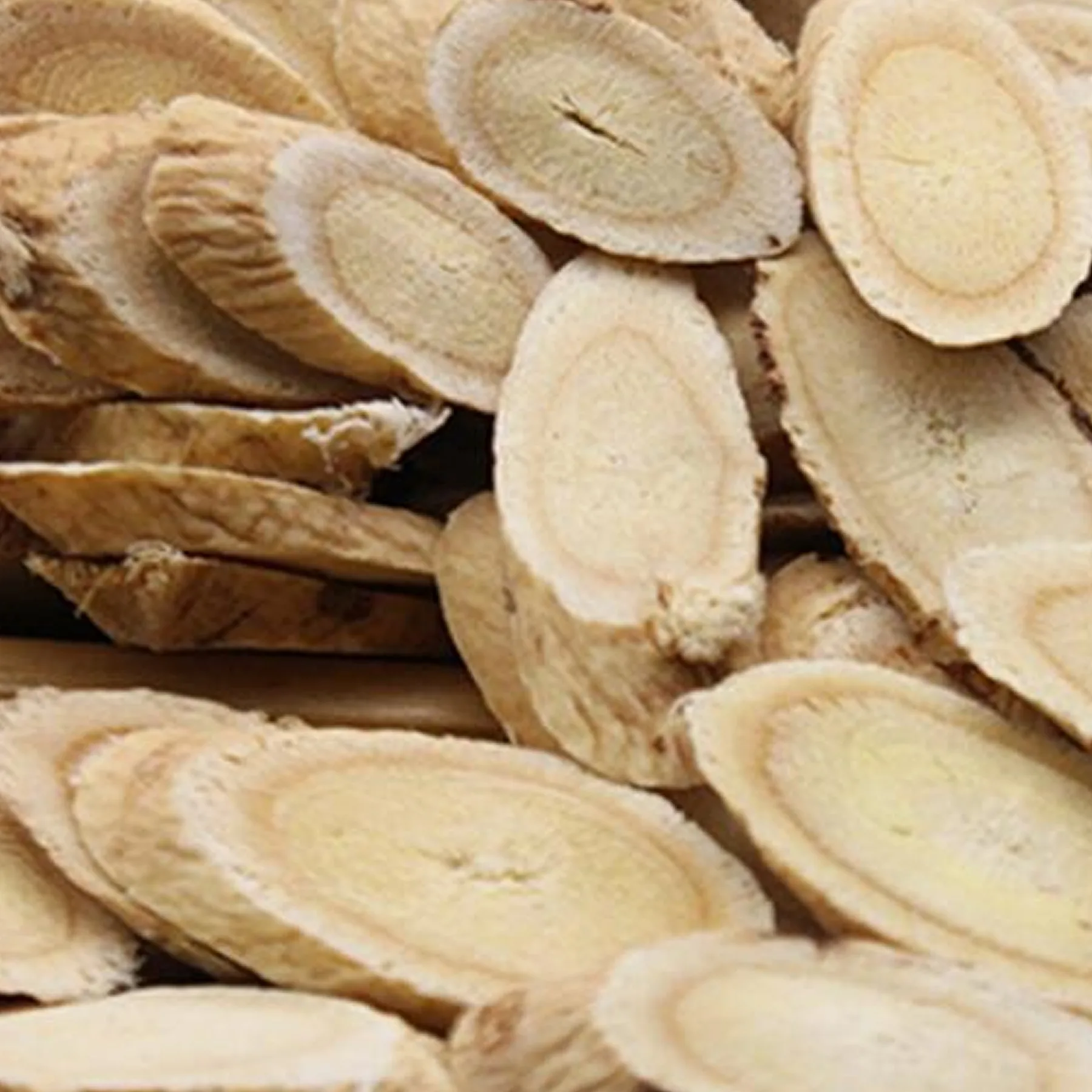 Close-up of sliced root with light brown rings.