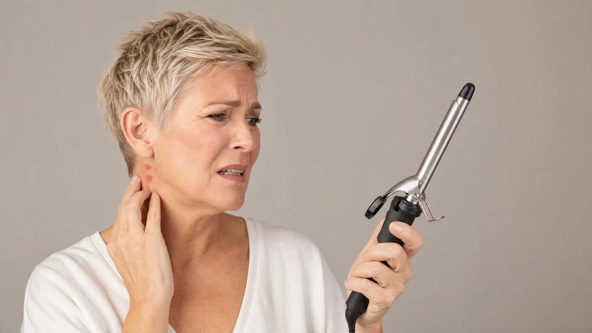 Donna che usa il Novaricci PRO senza alcuna preoccupazione vicino al viso