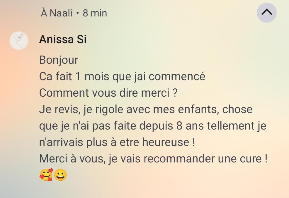 A screenshot of a customer review written in French on a light-colored background.
