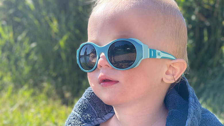 Boy wearing blue Click & Change sunglasses from Mokki