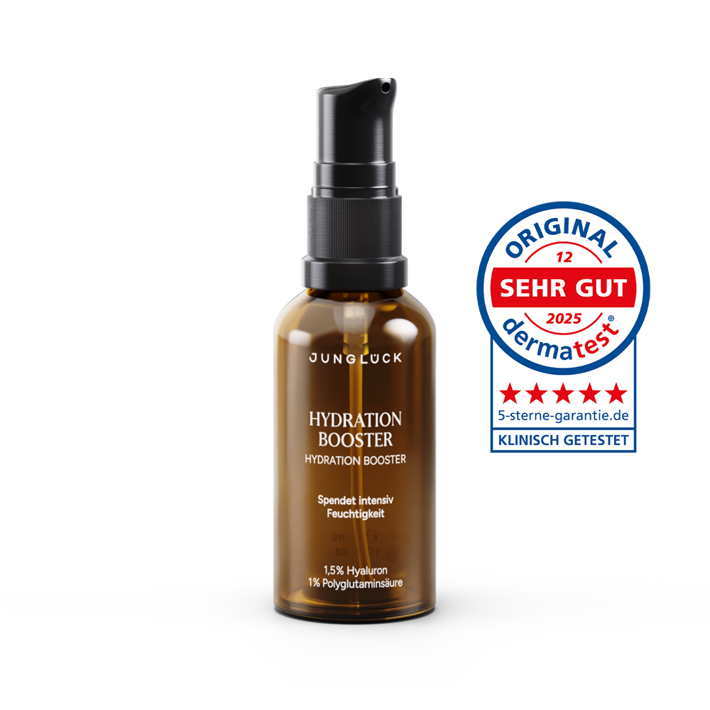A bottle of Junglück Hydration Booster serum next to a 'Sehr Gut' Dermatest seal on a white background.