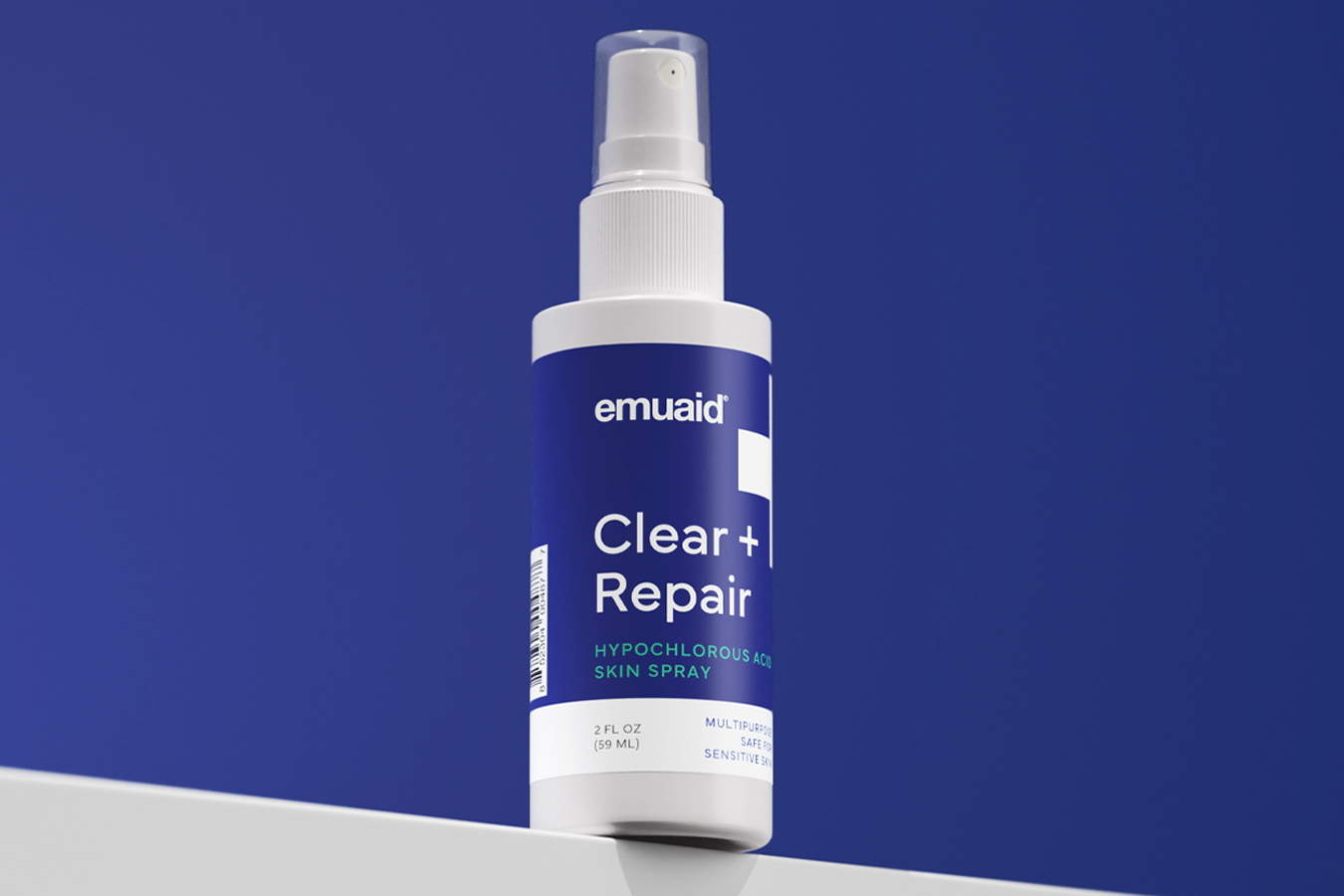 Eine blau-weiße Sprühflasche mit der Aufschriftemuaid Clear + Repair" vor einem blauen Hintergrund.