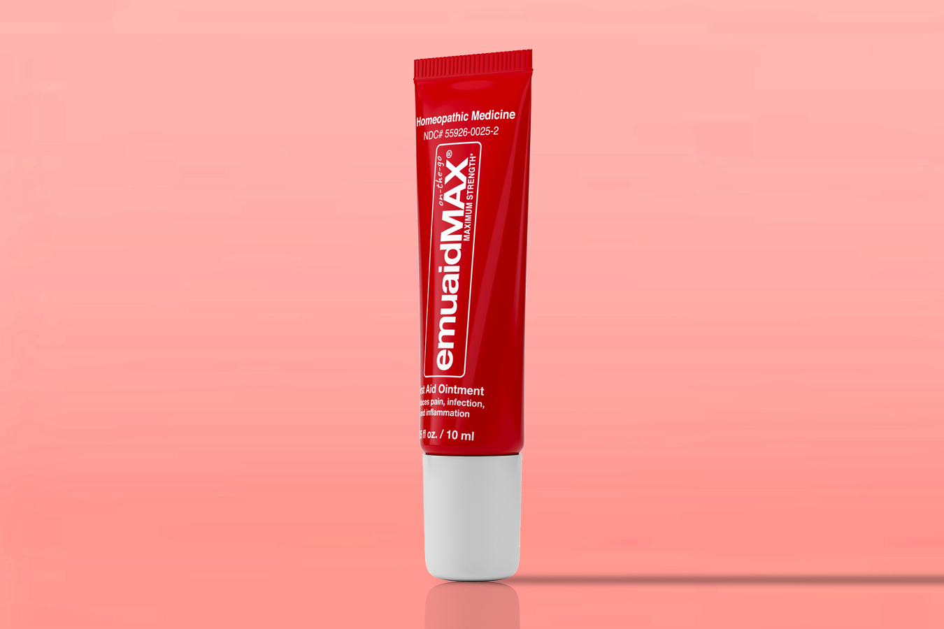 EMAIDMAX On-the-Go-Tube auf hellrotem Hintergrund