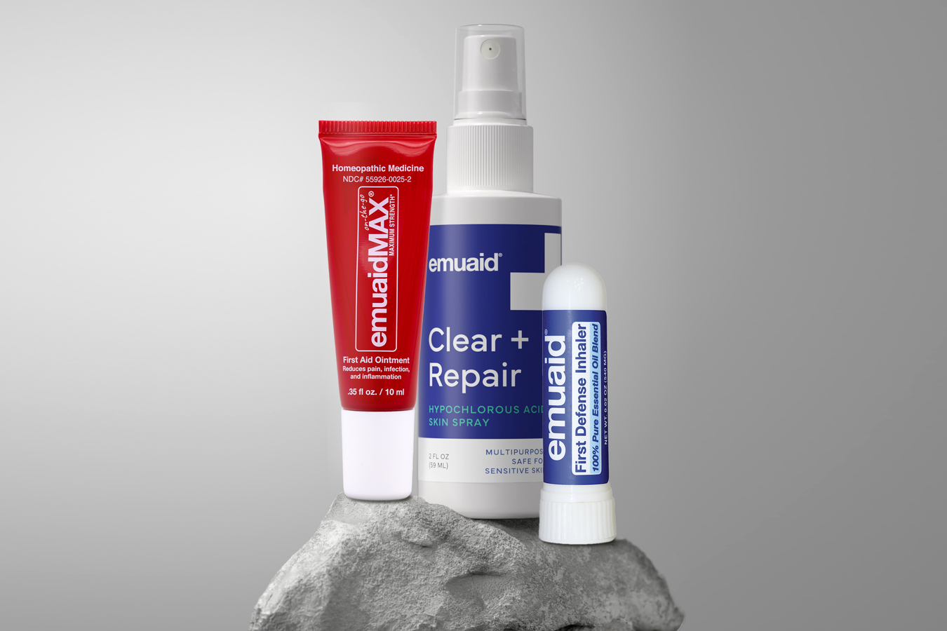 drei Produkte auf einem stilisierten Felsen gruppiert