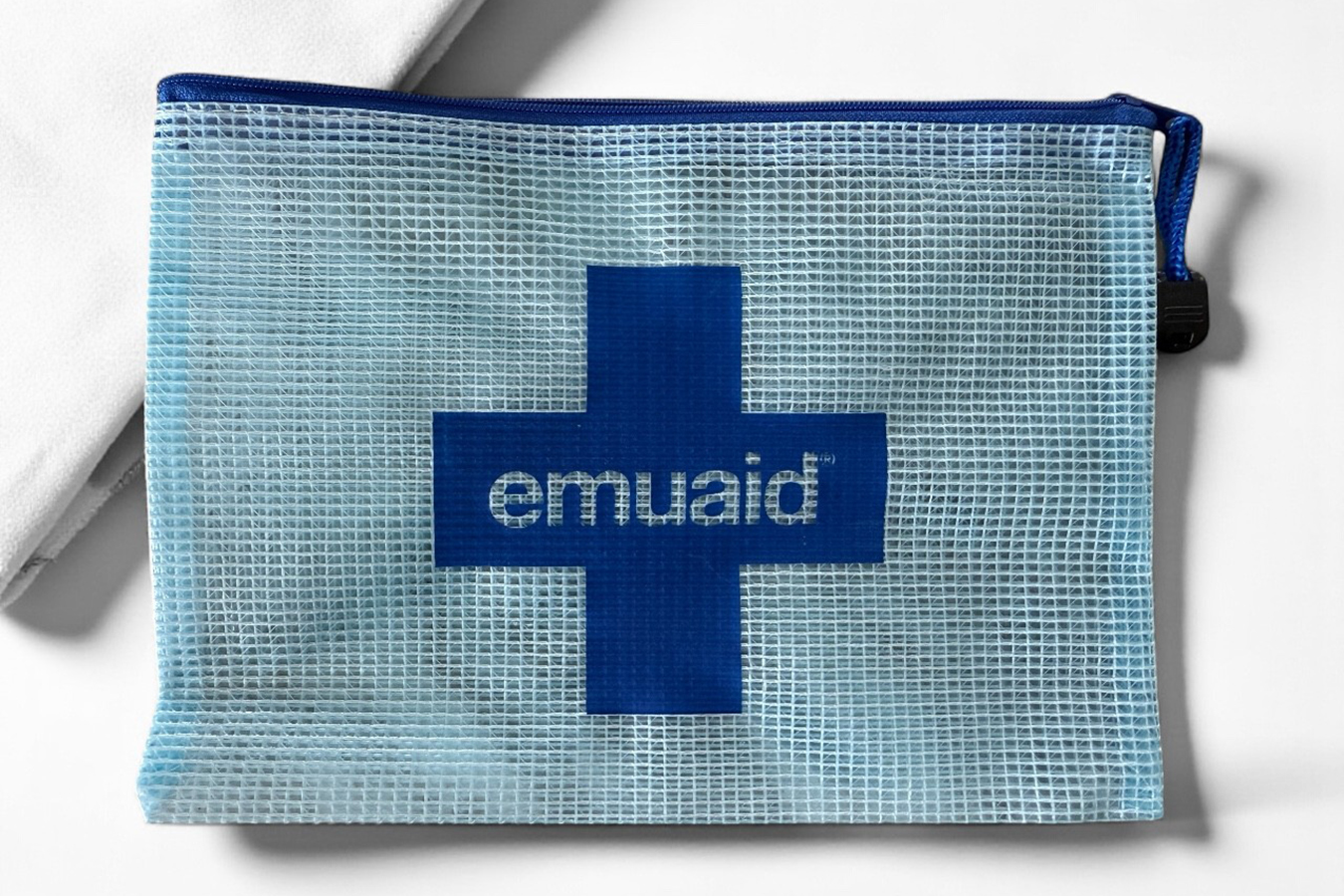 Bolsa de viaje Essential sobre toallas blancas