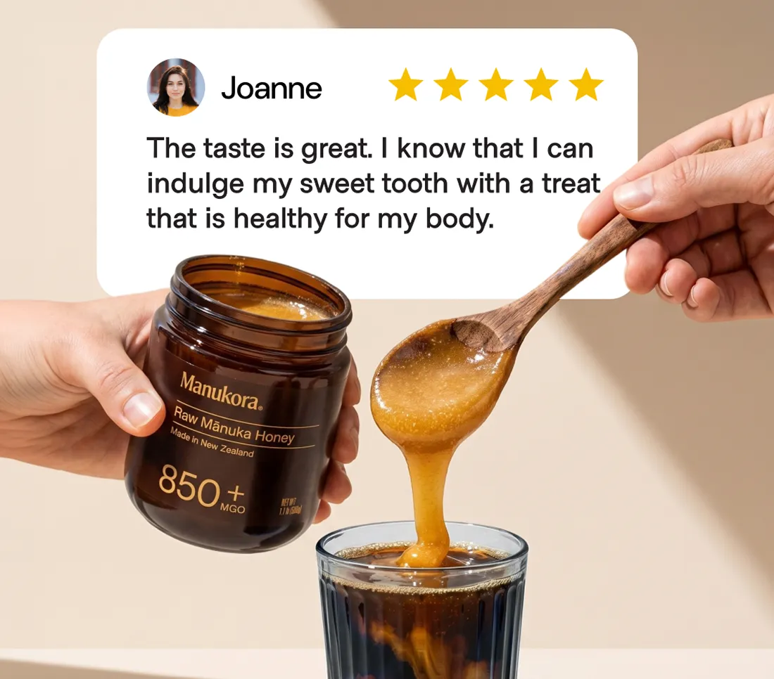 A person drips Manukora Raw Mānuka Honey into a drink, with a positive customer review shown above.
