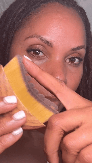 Woman using Valéa brush