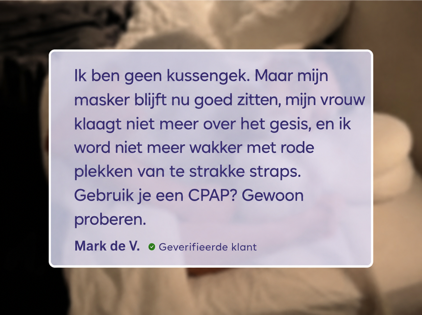 A customer testimonial in Dutch from a verified customer, Mark de V., over a blurred background.