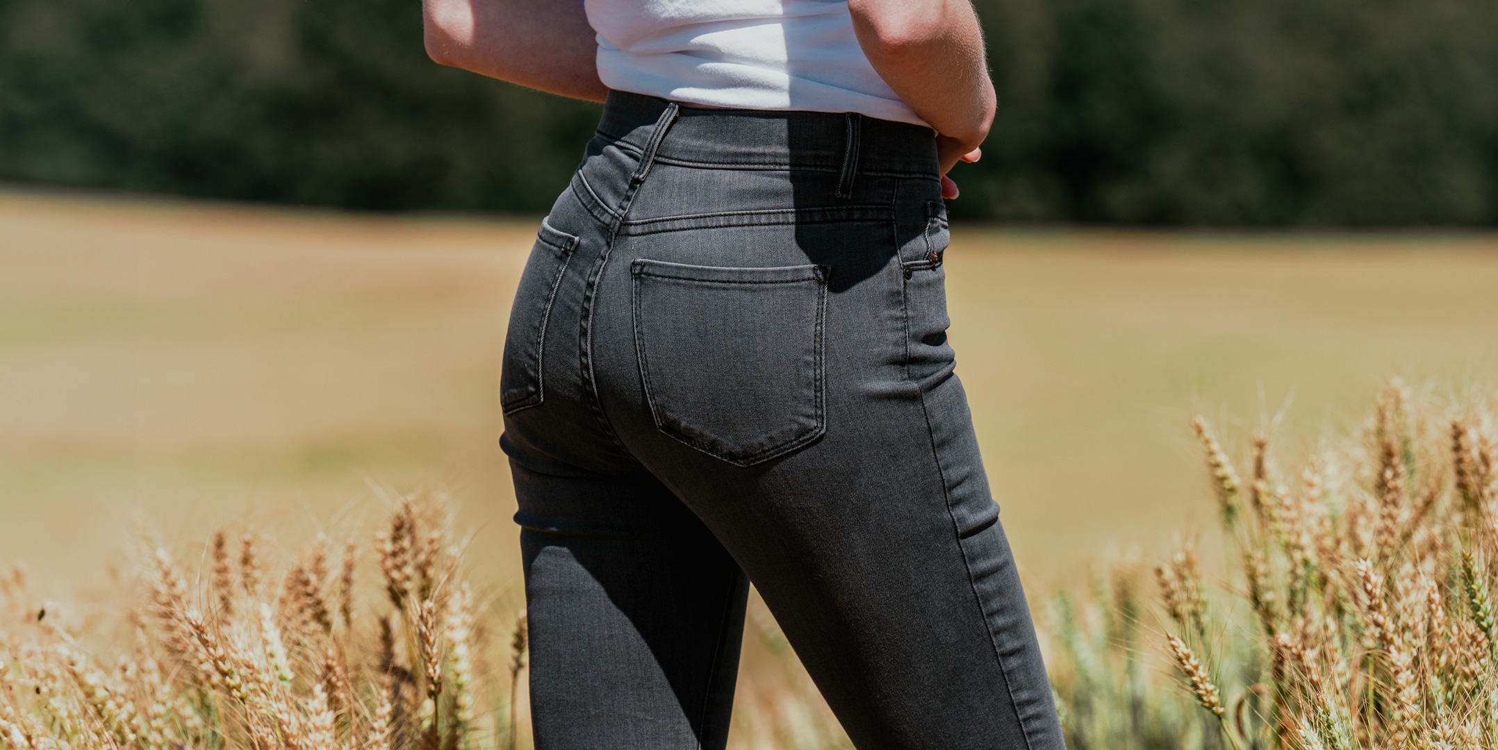 Women wearing Mott & Bow jeans