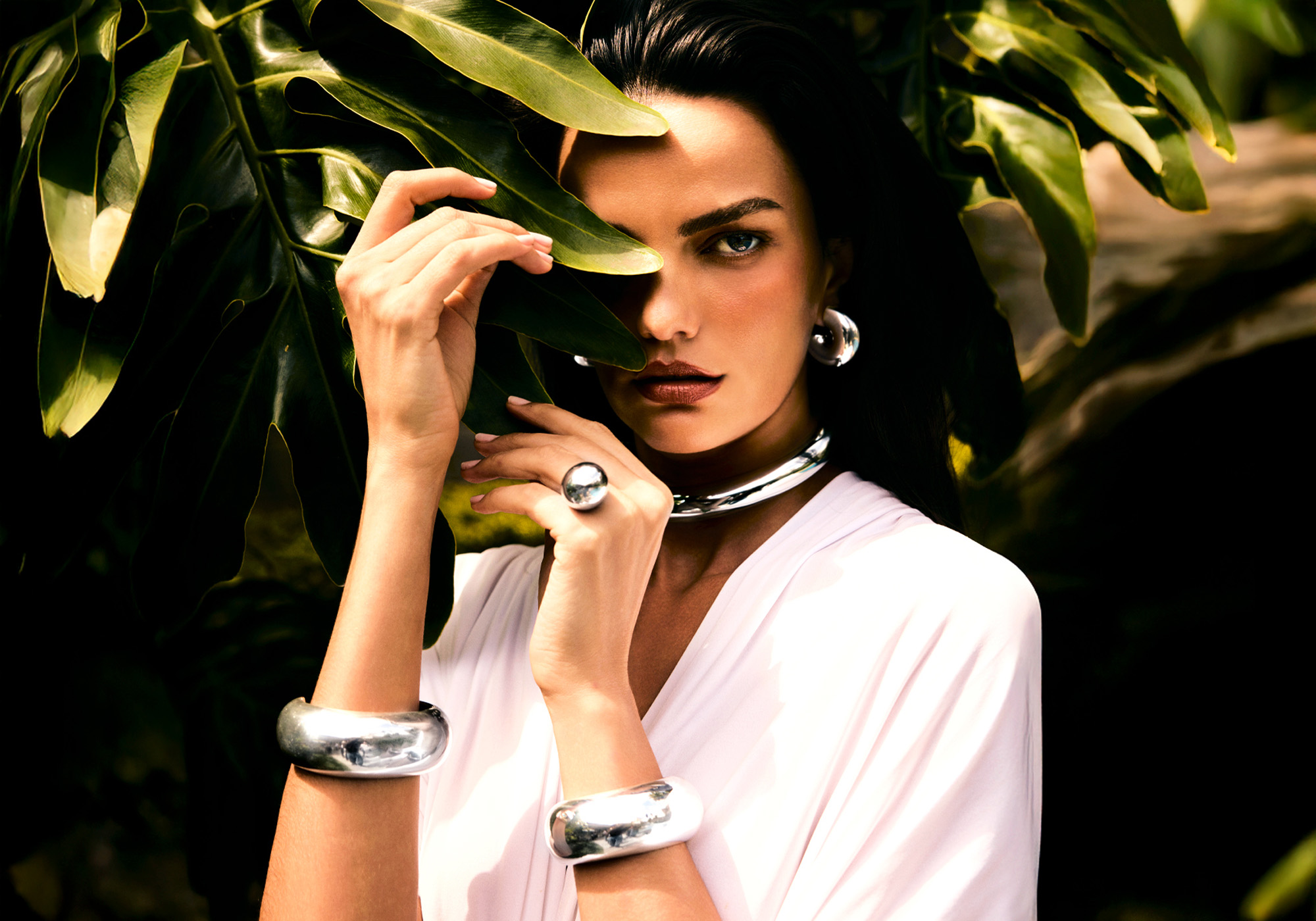 Mulher vestindo Cuff Maxi, anel, colar Maxi e brinco argola da coleção Bold White