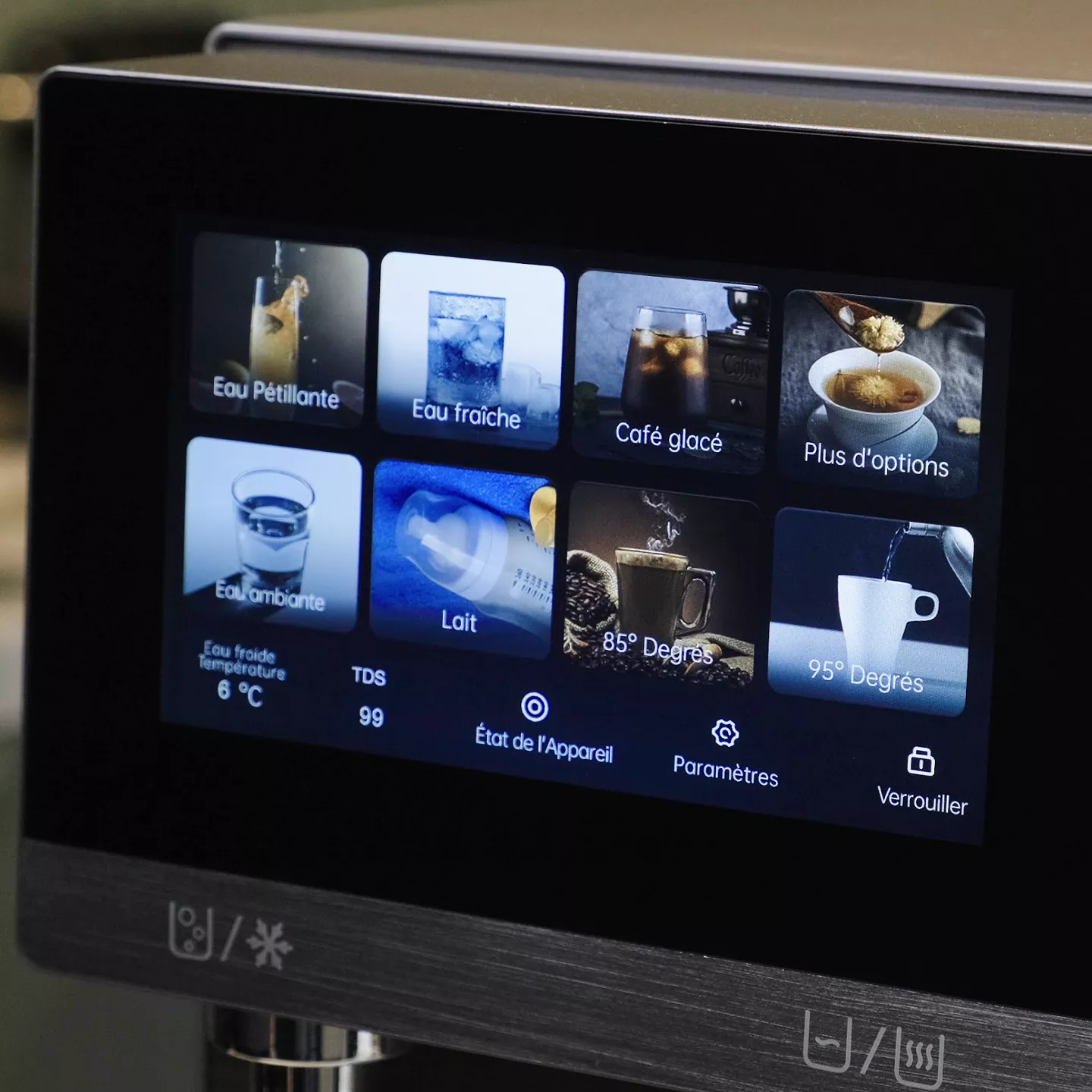 A close-up of a smart appliance's digital touch screen with beverage options displayed in French.